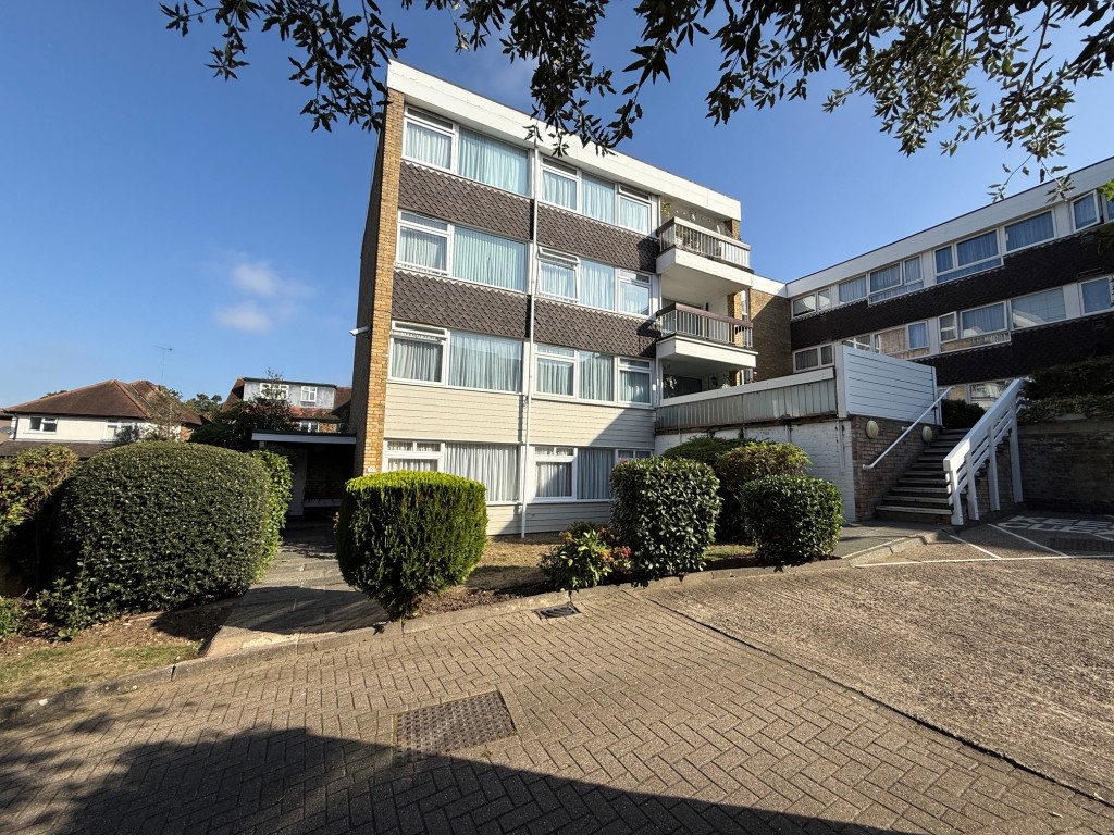 Lot: 117 - VACANT TWO-BEDROOM GROUND FLOOR FLAT REQUIRING IMPROVEMENT - Paved path leads to entrance door